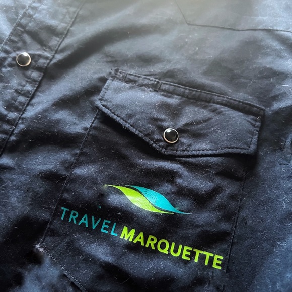 One-of-a-Kind Travel Marquette Men’s M Wrangler Button Down - Picture 2 of 5